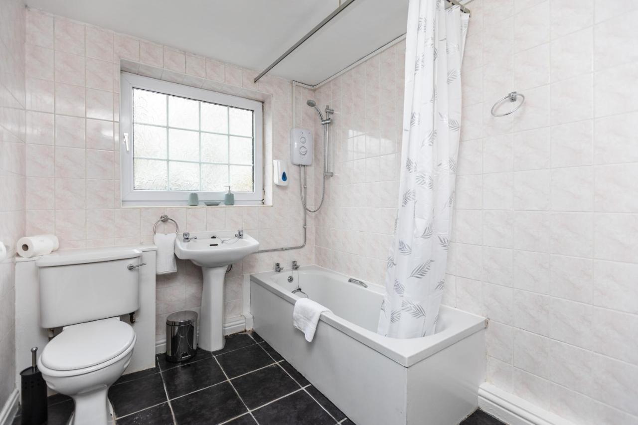 Spacious Three Bedroom Property! Hemsworth Екстериор снимка
